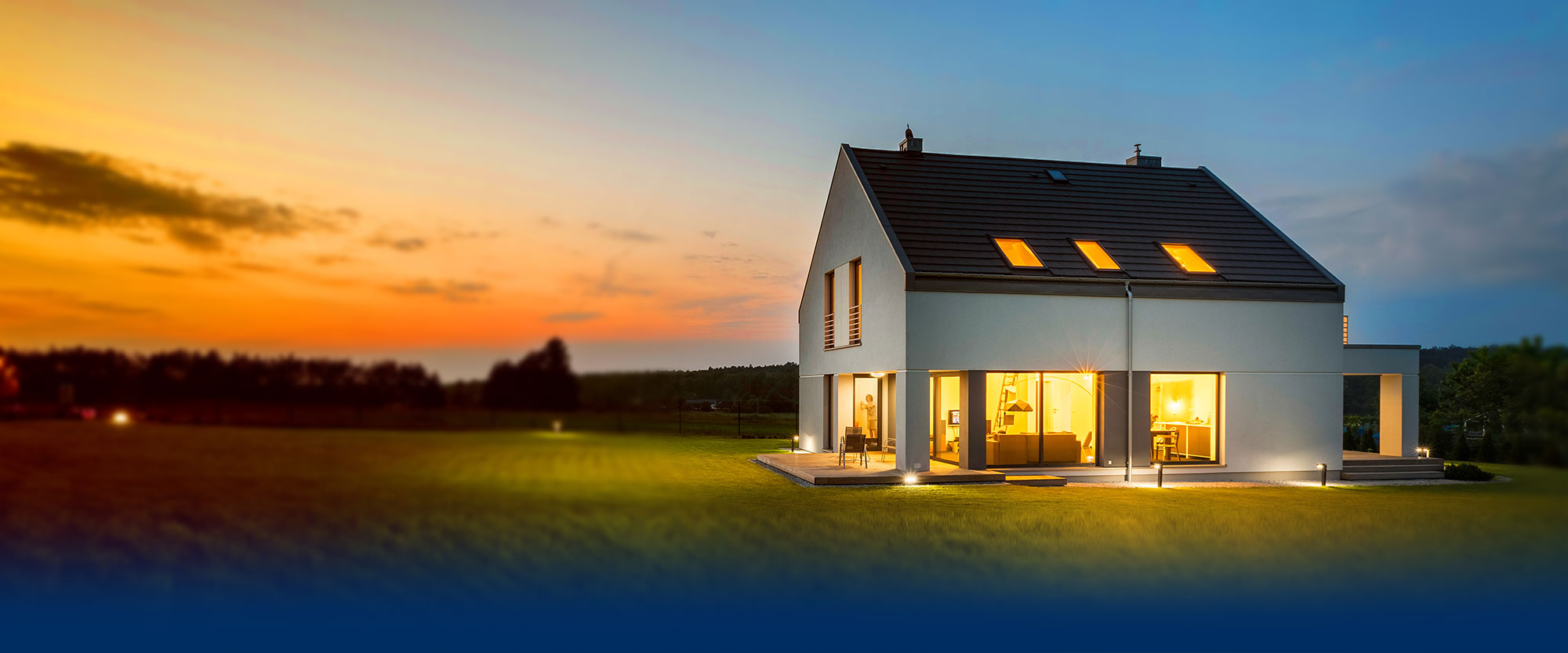 Haus mit erleuchteten Fenstern